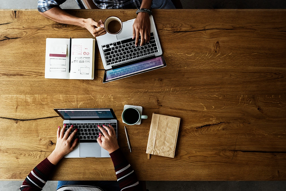 deux personnes travaillant dans un coworking