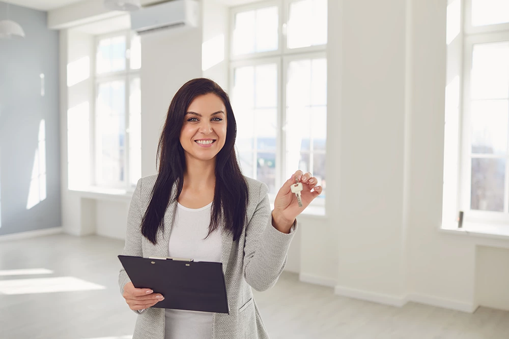 femme agent immobilier en reconversion