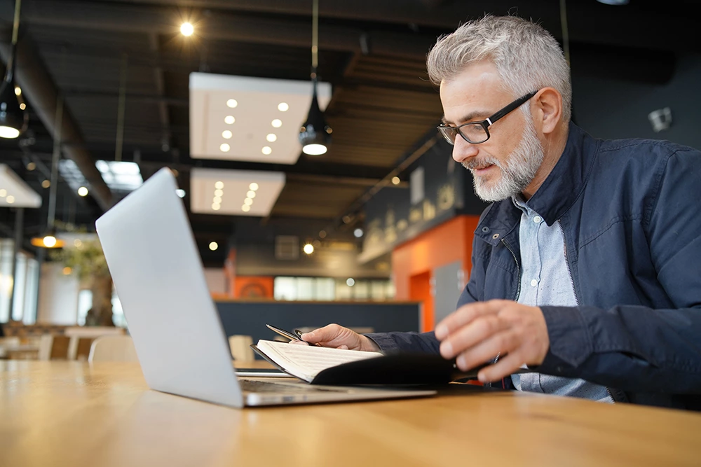 homme travaillant en tant qu'indépendant