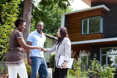 conseillère en immobilier avec couple