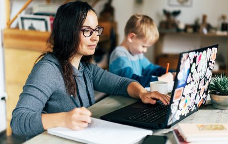 conseillère avec son fils