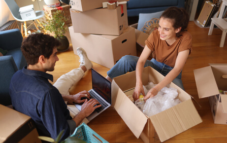 couple avec cartons