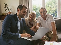 couple avec agent immobilier