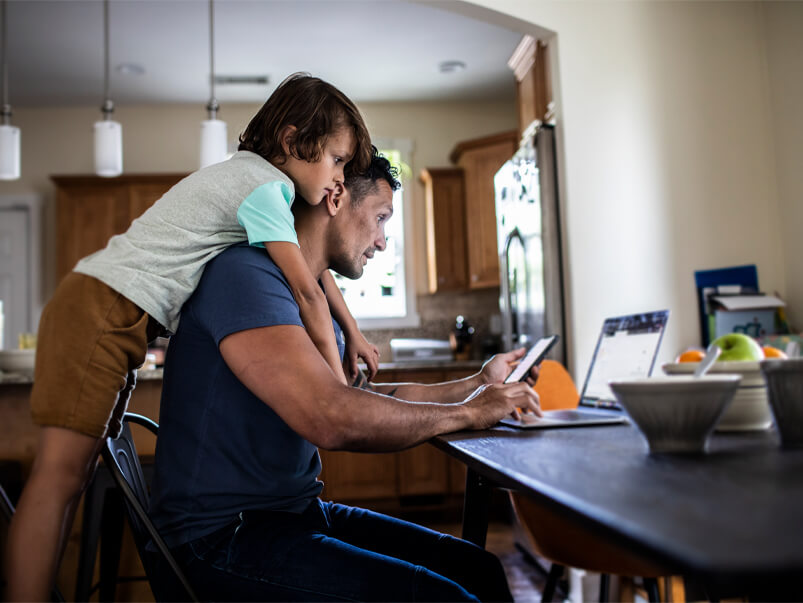 homme avec son fils