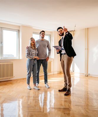 couple en visite avec un conseiller