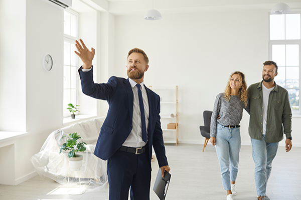 négociateur immobilier pendant une visite