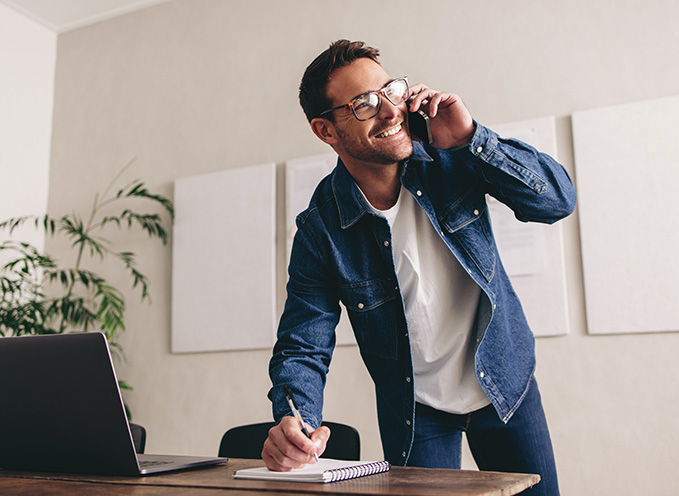 agent immobilier en train de faire de la prospection téléphonique
