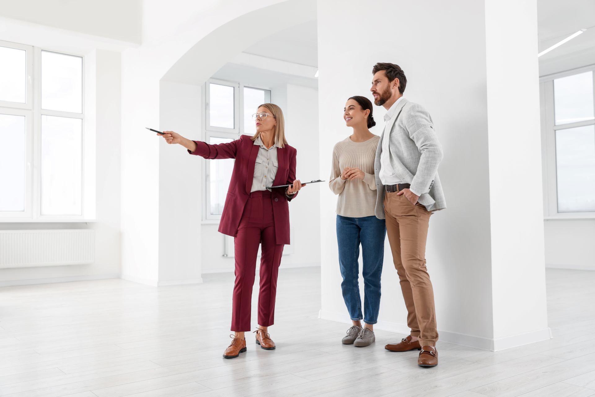 mandataire immobilier animant une visite de maison