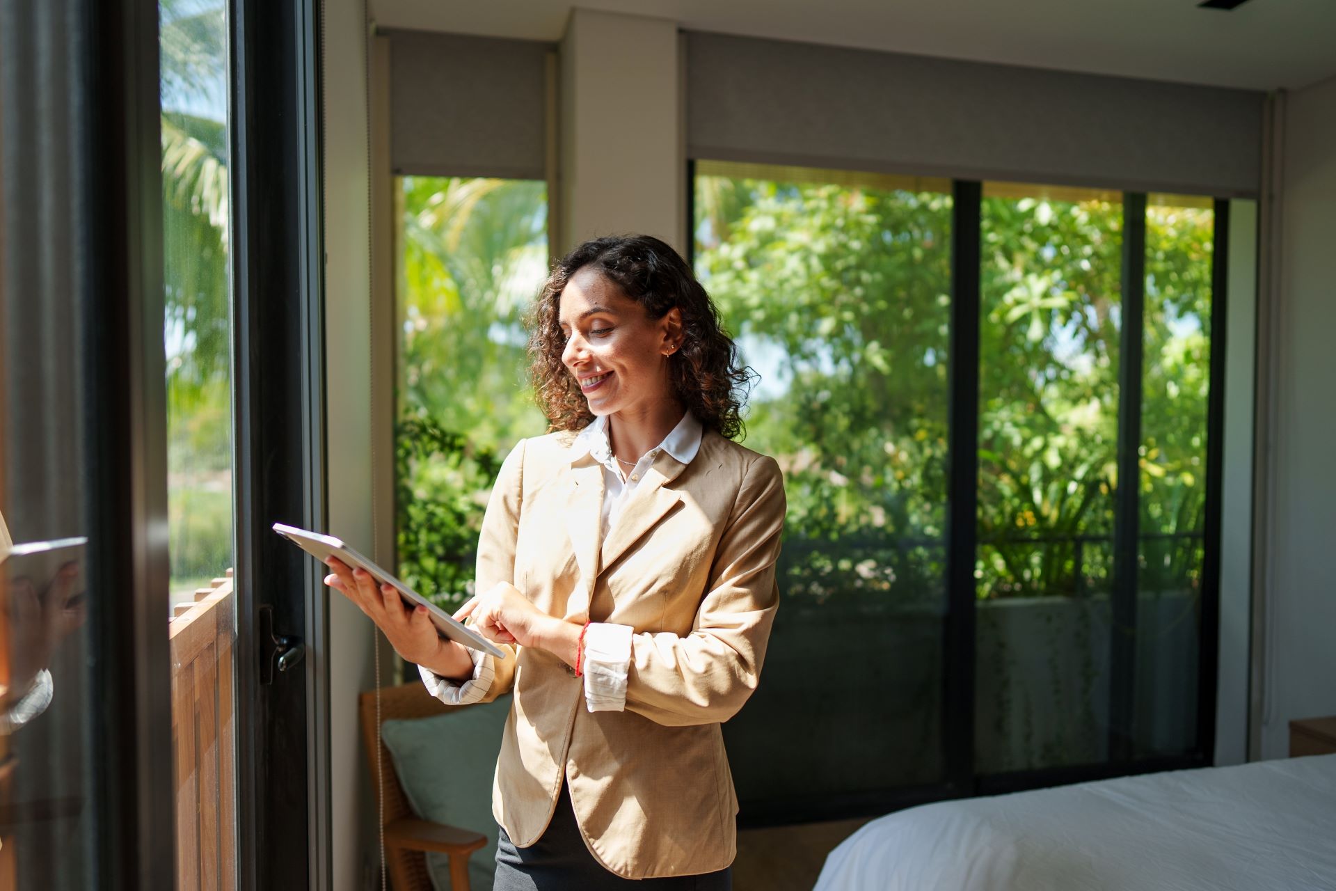 une conseillère en immobilier indépendante ayant réussi sa reconversion professionnelle