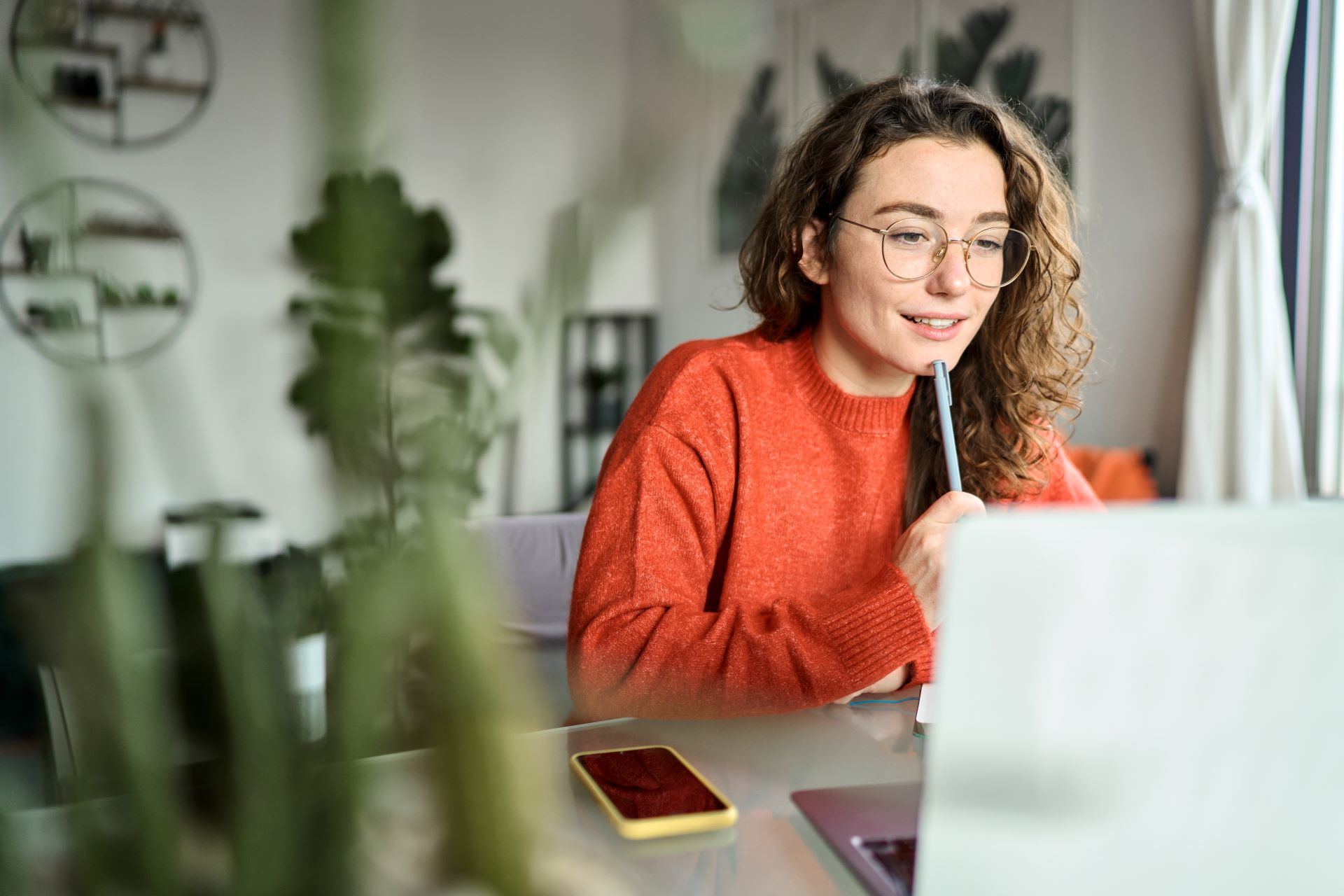 une jeune fille en cours d'études pour devenir agent immobilier