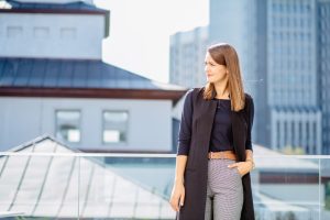 une femme auto-entrepreneur immobilier