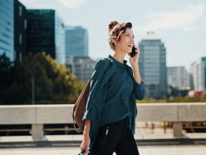 une femme chasseur immobilier indépendante