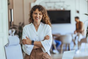 une femme agent indépendante en immobilier pleine de compétences