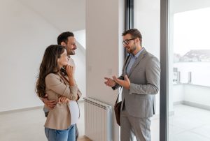 un agent immobilier qui applique les bonnes techniques de vente immobilières
