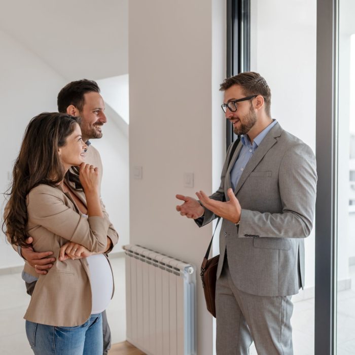 un agent immobilier qui applique les bonnes techniques de vente immobilières